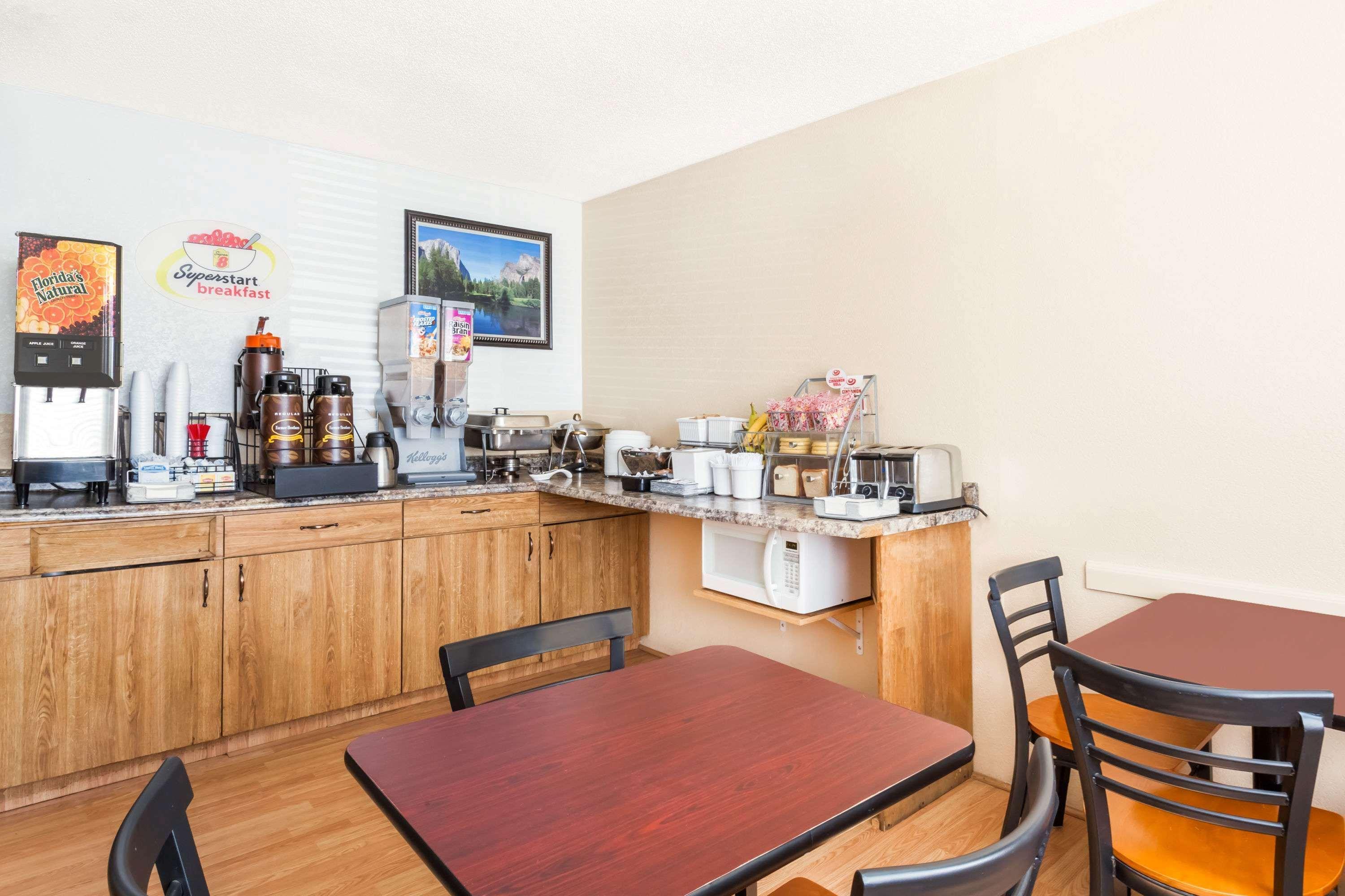 ซูเปอร์ 8 บาย วินด์แฮม มอนต์โกเมอรี เมย์บรูก Motel Montgomery ภายนอก รูปภาพ