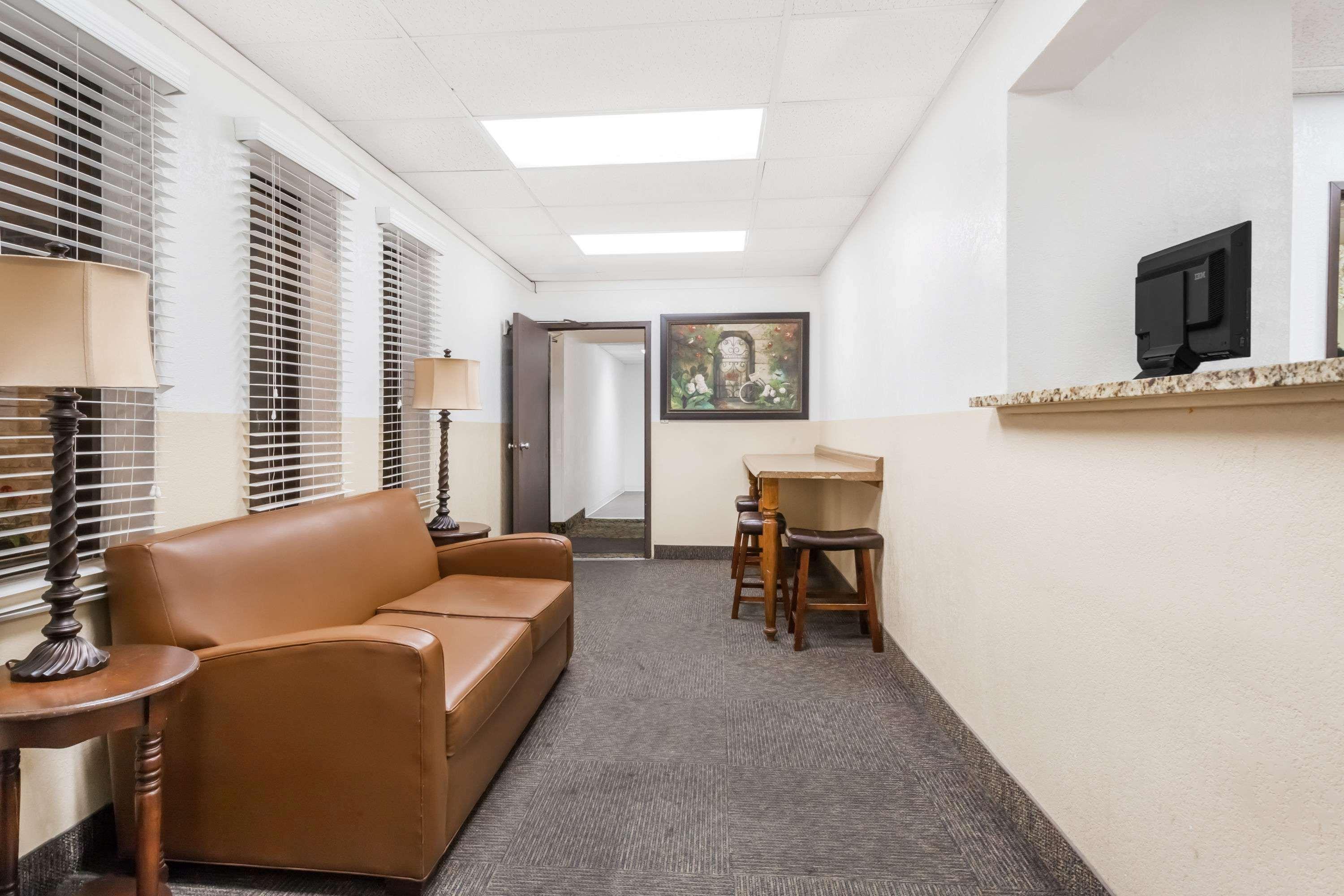 ซูเปอร์ 8 บาย วินด์แฮม มอนต์โกเมอรี เมย์บรูก Motel Montgomery ภายนอก รูปภาพ